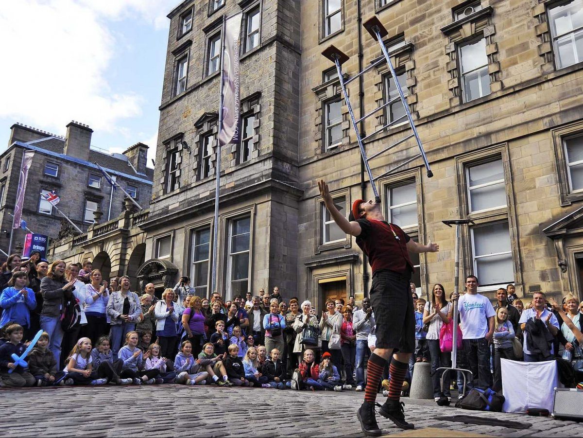Il Fringe Festival il più grande festival di arte al mondo ad Edinburgo in Scozia