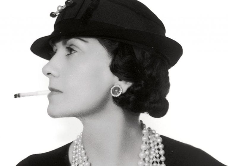 Coco Chanel: Icona di Stile Creò i Primi Pantaloni per Donna e il Tailleur